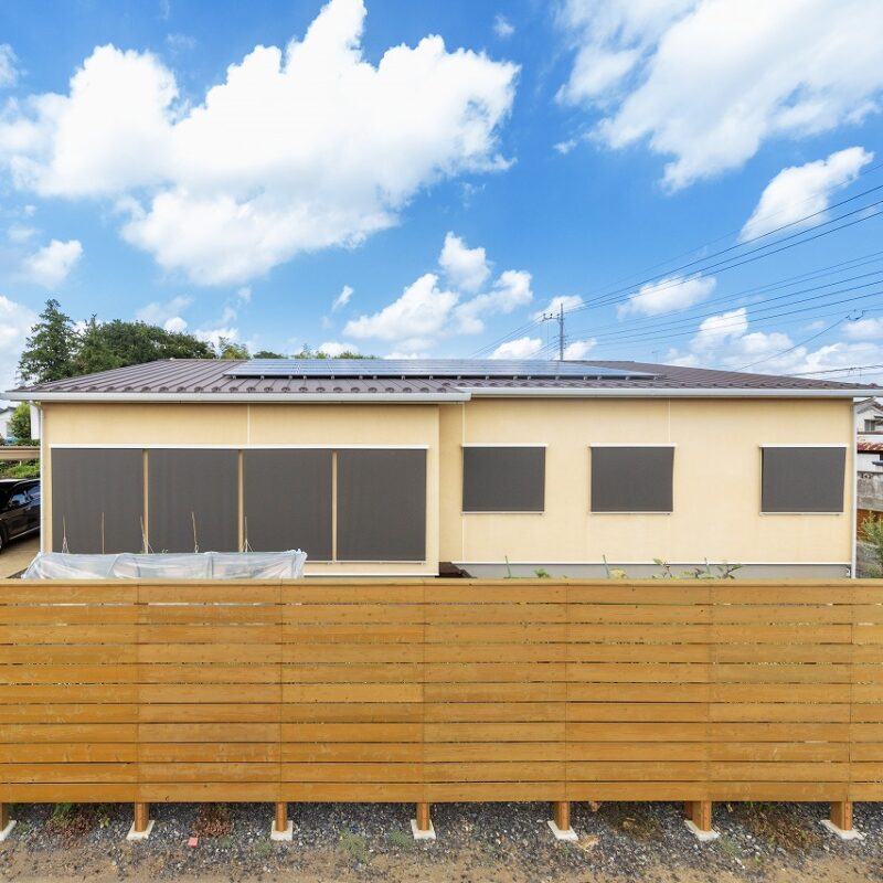 屋根には13.5kWの太陽光パネルを搭載。目隠しのためのウッドフェンスはご主人のDIY。