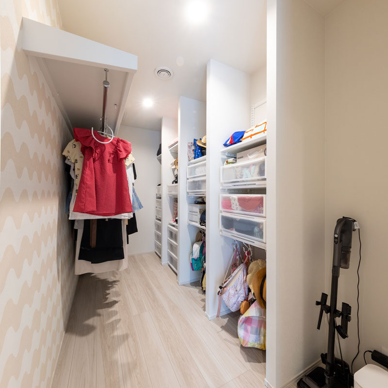 着替えやバッグ、上着などがすべて揃うファミリークローゼットは、玄関ホールに出るすぐ手前に。右の壁には、お子様の分も含めて家族4人それぞれに造り付けの収納があって、「まるで個人ロッカーみたい(笑)」と奥様。「ここに全部しまうんだ、という意識が芽生えたみたいで、子どもたちがすごく片付け上手になりました!」