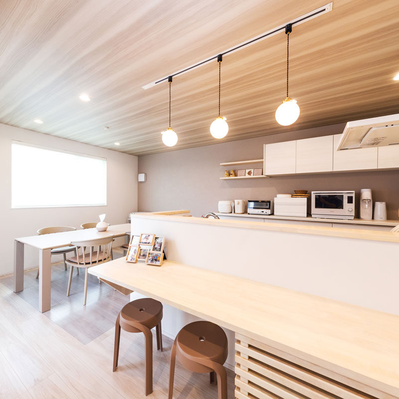 キッチン横ダイニングは、若いファミリーに大人気。H様もキッチンにダイニングテーブルを横付けしたり、少し離して縦に置いたり、頻繁に配置換えをして楽しんでいるそう。