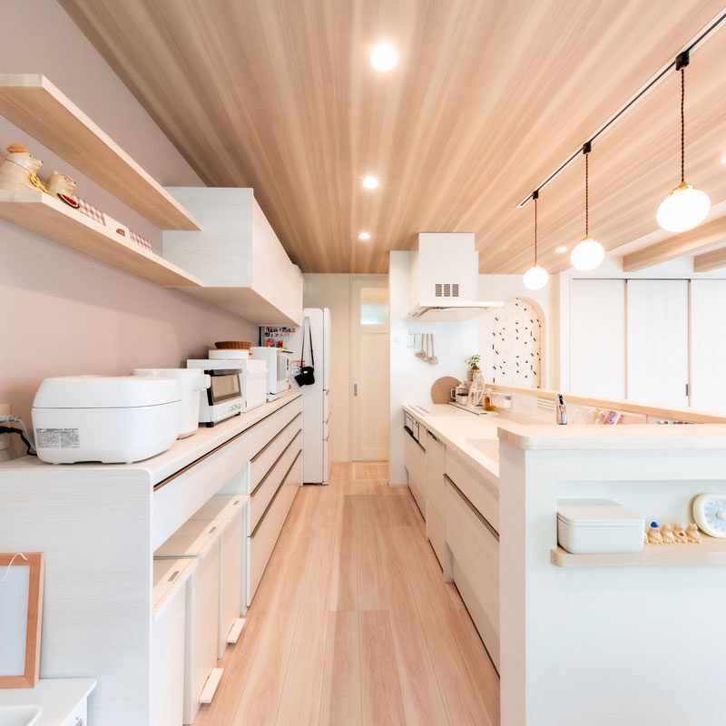 回遊式になっていて、とても動きやすいキッチンカウンター。キッチン背面の吊り戸棚は、「届かない問題」と抜け感を考えて、天井までギッチリにせず少し上をあけた。