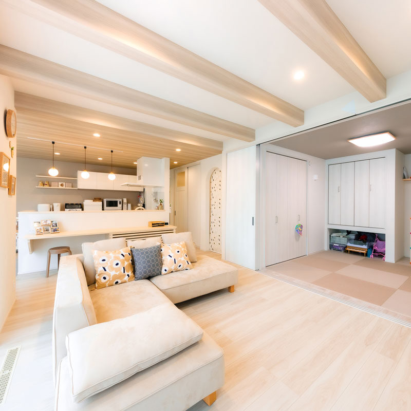 リビング続き間の和室には、遊びたい盛りのお子様にうれしいジャングルジムと滑り台が。収納もたっぷりなのが様邸の自慢。琉球畳は同じ色なのに、目の向きを違えるだけでこの色の変化。