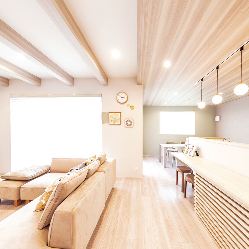 キッチンカウンターの手前下、ルーバーの内側に床下エアコン(暖気用)が収まっている。吹き出し口から出た暖気は床下を通り、各部屋の床面に設けられている暖気口に誘導して家全体を温める仕組み。「床もほんのり暖かくて、冬はこれ1台で本当に十分なくらい」だそう。