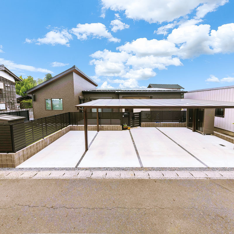 来客が多いので、4台駐められる駐車スペースを確保。「絶対に平屋建てにしたかった 」という思いとともに、土地選びの大事な条件に。