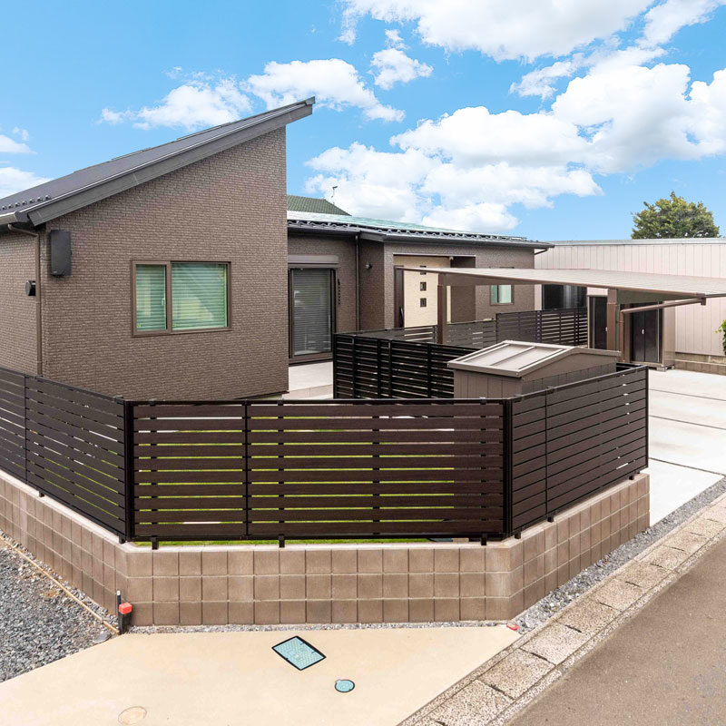 屋根にはLIXIL TEPCOスマートパートナーズの『建て得』を利用した、16kwもの太陽光パネルが並ぶ。