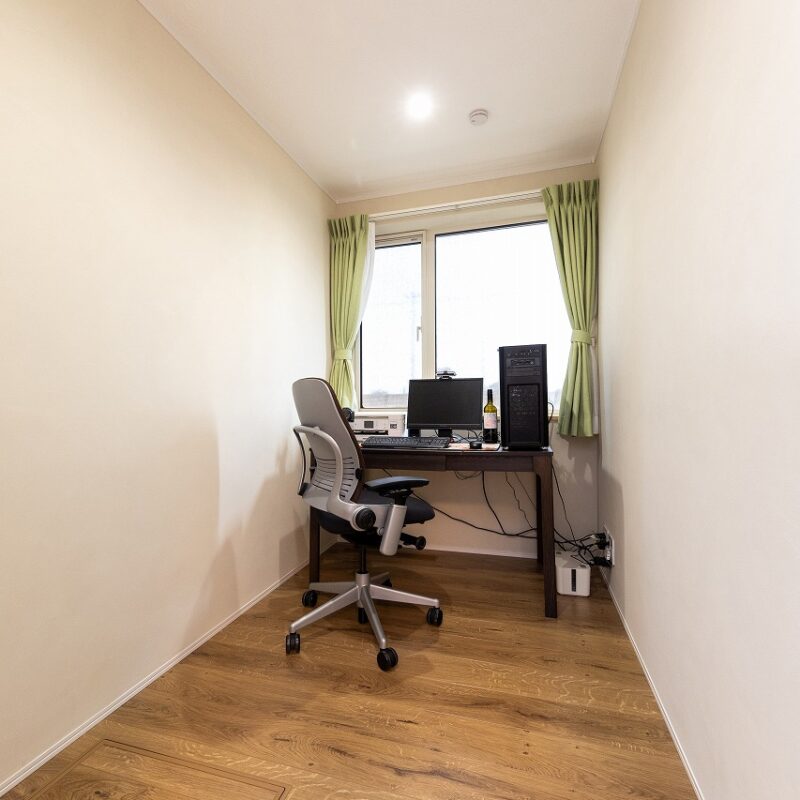 ブログや動画編集が好きで、新居建設中の様子もブログに記録していたというご主人。主寝室から出入りする3畳の書斎には自作のパソコンを置き、趣味部屋として活用している。