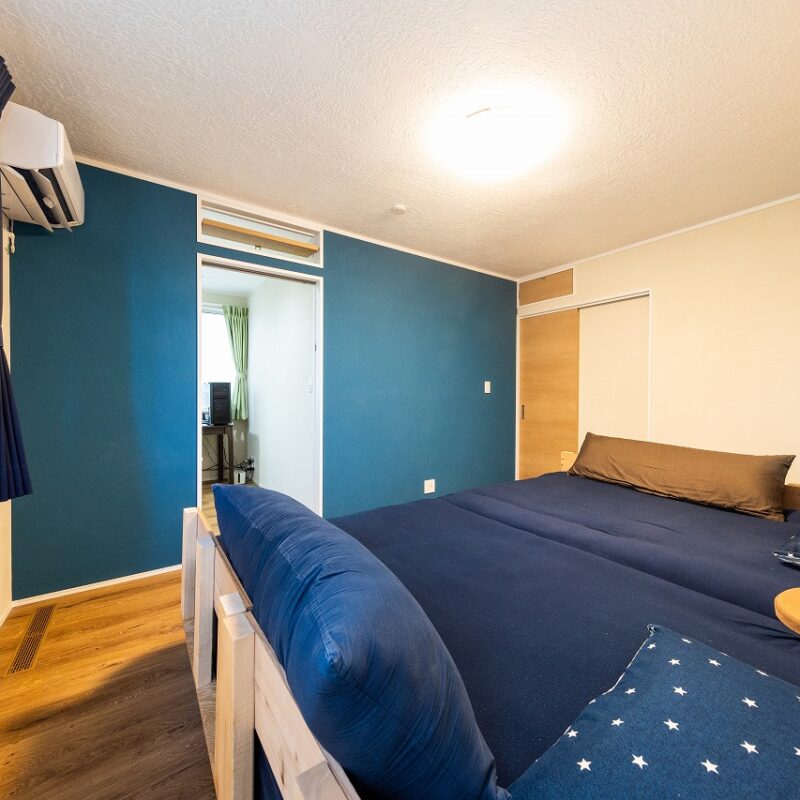 夏の睡眠時は主寝室のエアコンを作動し、キッチンのエアコンは送風に設定しているという。ドアを閉めた状態でも冷気が循環するように、各個室のドアの上部に開閉式の欄間を設けた。