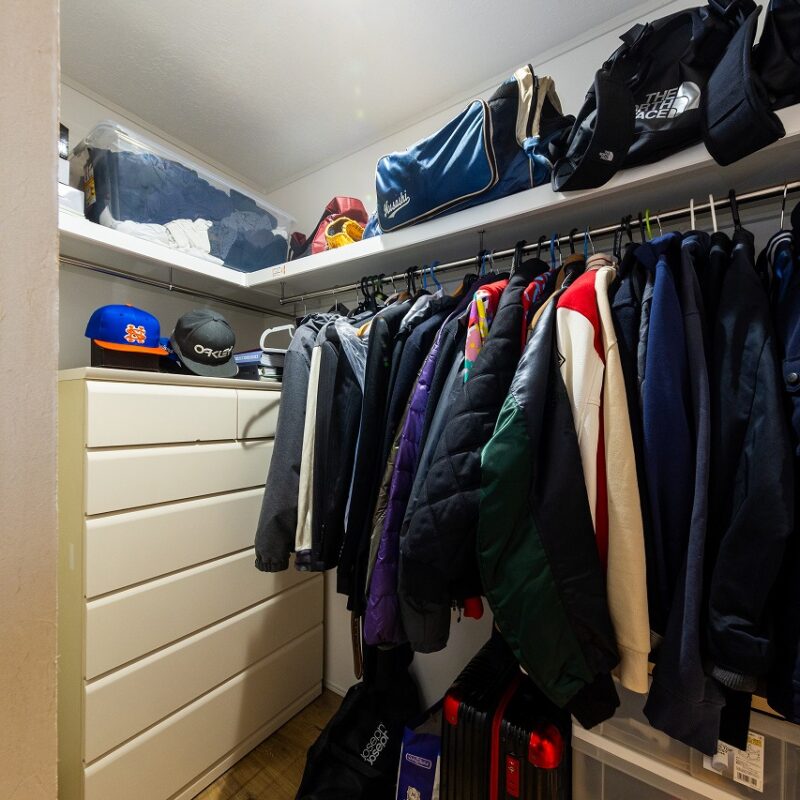 クローゼットは、ご夫妻がそれぞれ利用しやすいように真ん中に壁を設けて 2 つに分けた。クローゼットと水回りの壁は調湿性に加えて抗菌性もある漆喰を利用している。