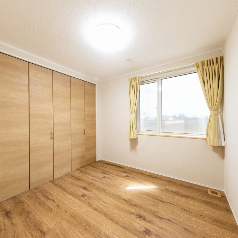 いずれは子ども部屋にするという2つの洋室は流行や好みに左右されないシンプルなつくり。壁一面のクローゼットは収納力抜群だ。