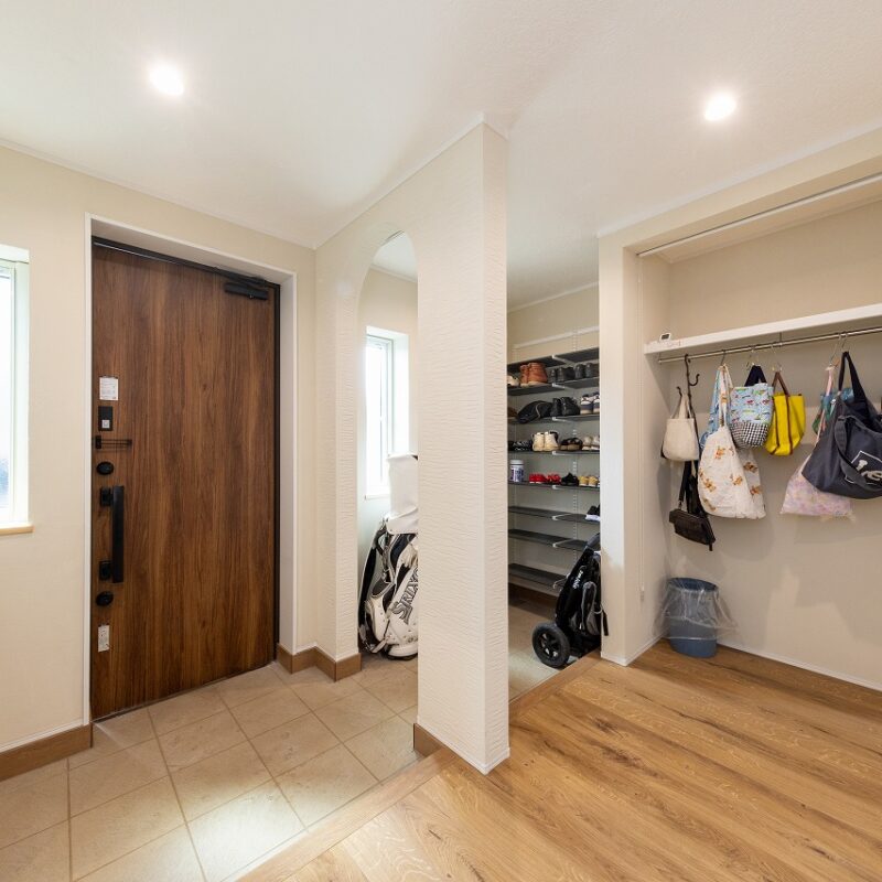 玄関はホールと土間を合わせて約6畳と広々。シューズクロークを備え付けた土間はベビーカーやゴルフクラブセットなども置くことができる。日常的に使うカバンや上着を掛けられるコートクロークも設置。