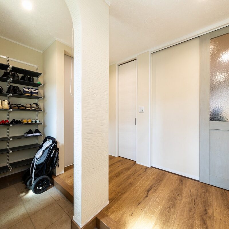 玄関ホールとリビングをつなぐドアは、開放感が得られ、人のいる気配もわかるすりガラス付き。その左側はパントリーへと続くドアだ。