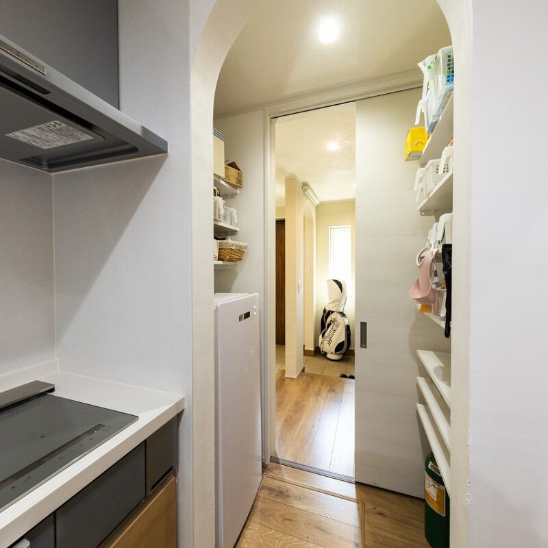 セカンド冷凍庫を置くために設けたパントリーは、玄関からキッチンへと通り抜けできるつくり。「買い物から帰宅した際に、玄関からすぐに荷物を収納できるので便利です」と奥様。