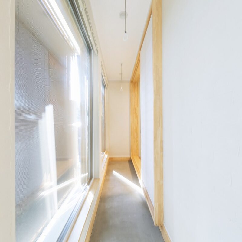 耐震性能で最も優れた耐震等級3の基準を満たすためには耐力壁が不可欠。その壁と窓の間を土間にすることで洗練された個性的な空間が生まれた。「布団を干したり、子どもと遊んだりと縁側のような心地よいスペースになっています」とご主人。