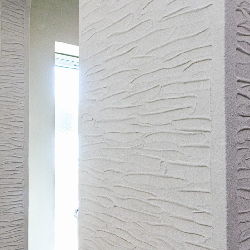 ご主人のお父様が刷毛やコテを駆使して仕上げた壁の数々。刷毛目を入れたり扇状にしたりと、同じ色の壁でも模様を変えることで異なる表情をもたらす。