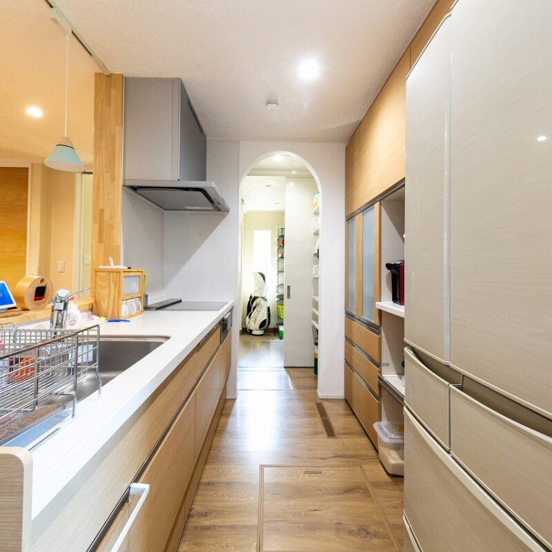 各所につくったアーチ型の入口が住まいにやさしい雰囲気を添えている。