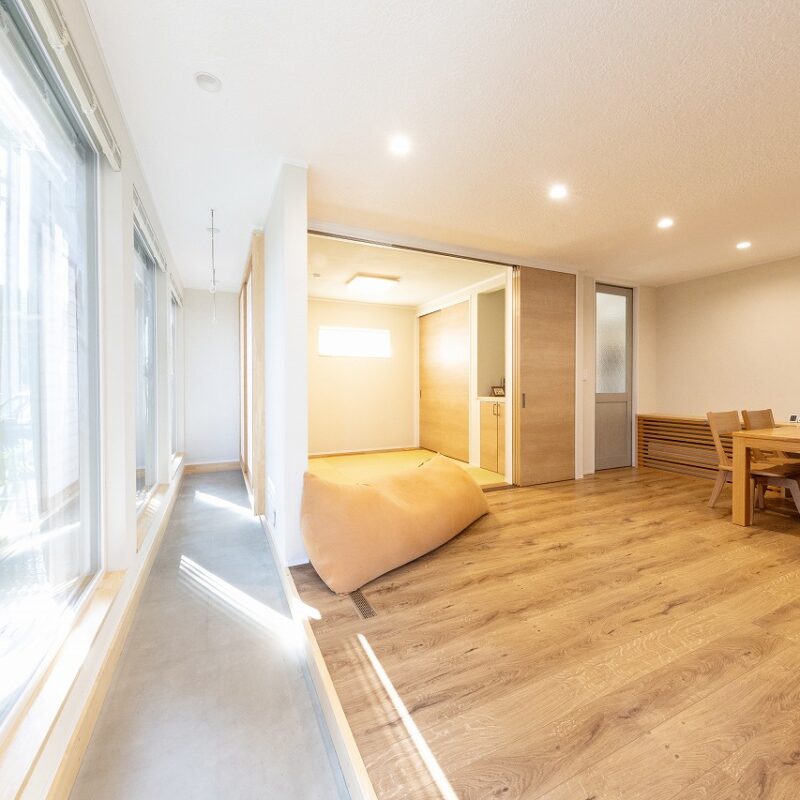 3 枚引き込み戸をすべて開ければリビングと和室に一体感が出て、より開放的な空間に。建具は基本的にハイドアタイプを採用。垂れ壁がないので開けると空気が対流しやすくなるうえ、見た目もスタイリッシュ。