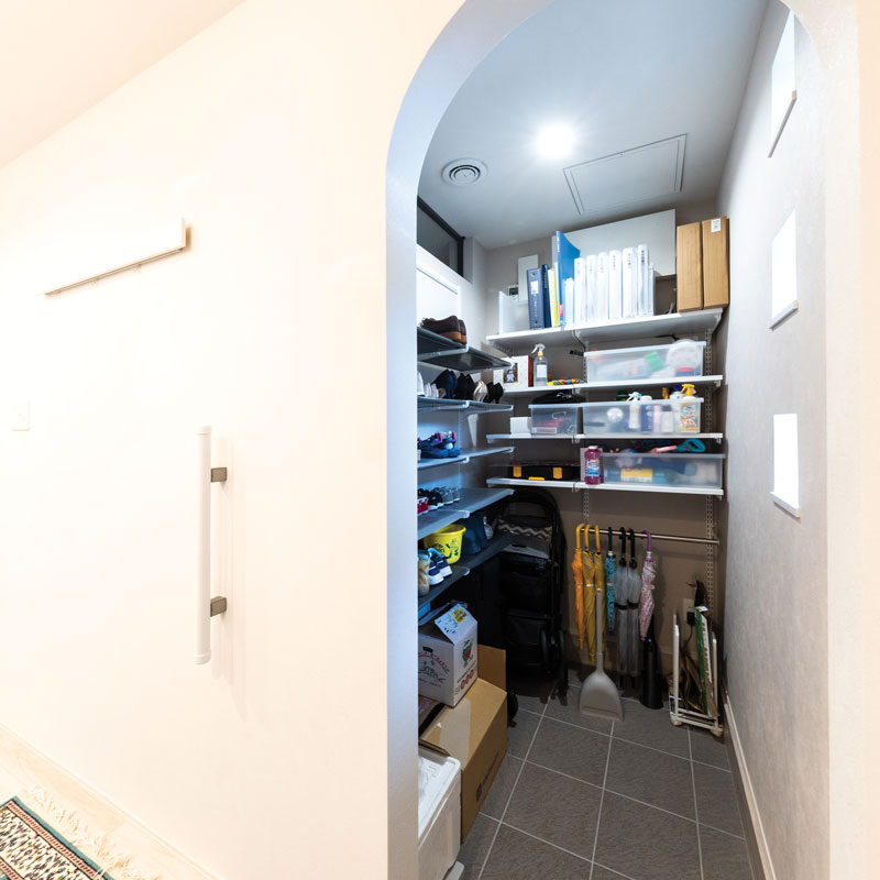 土間は、傘や靴、アウトドア用品などをきっちりしまえるように、計画的に造作してある。注文住宅のまたとない利点。