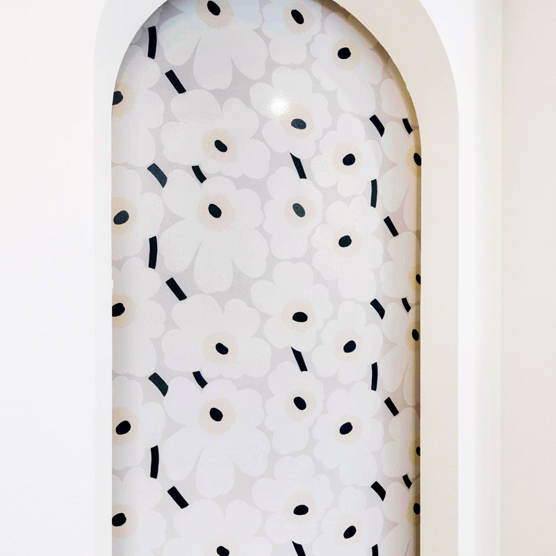 R壁の簡易仕切りは、奥様が好きなマリメッコの、でも落ち着いたトーンのロールスクリーン。