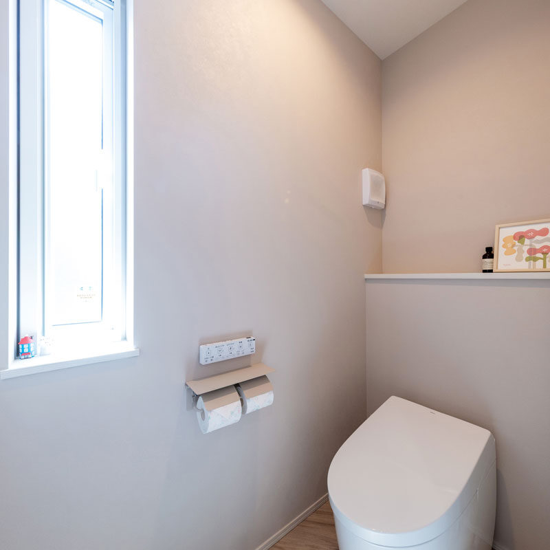 家の東西両側に1つずつ設けられたトイレ。