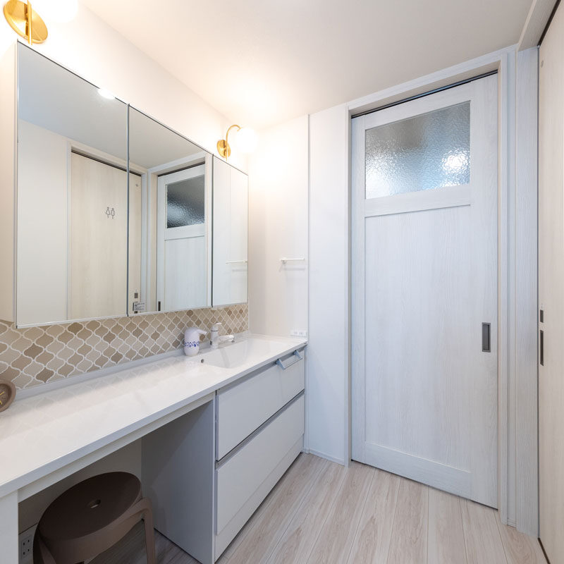 「 子どもたちが大きくなったら、きっと水回り渋滞が起こるから 」ということで、2~3人で使っても余裕のワイド洗面台。