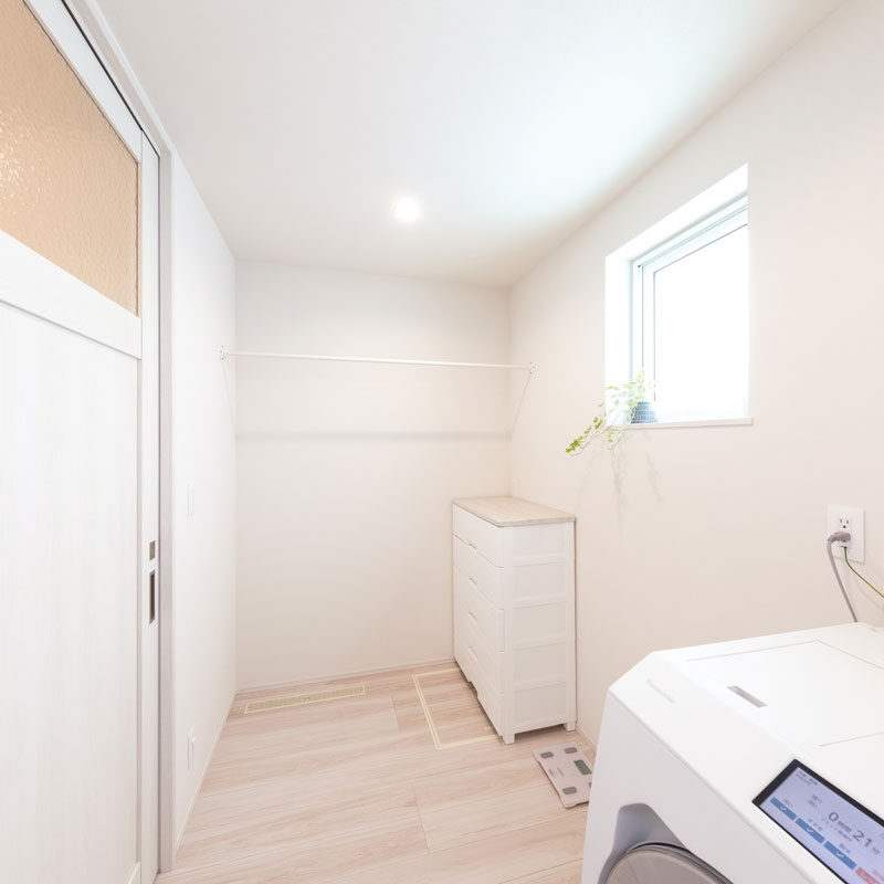 来客が気兼ねなく使えるように、洗面室とランドリースペースは別々にし、鍵をかけられるようにもしてある。