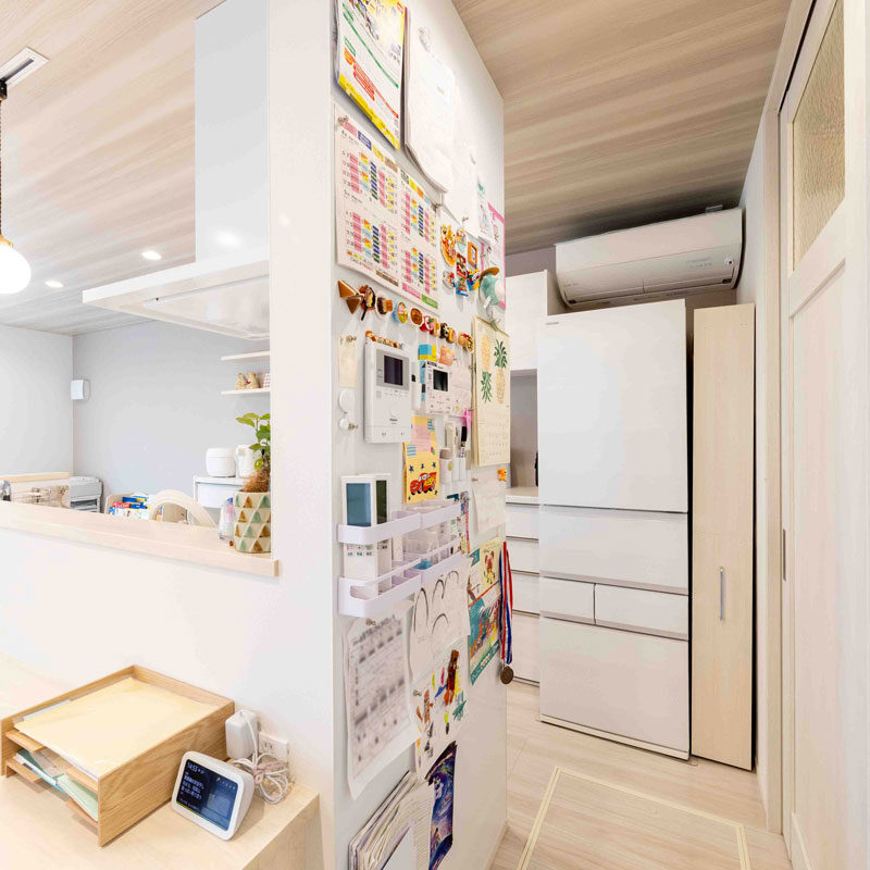 キッチンの横は、エマウォールというマグネット式の壁に。コンプした大好きなジブリのマグネットを並べたいのと、お子様のお絵描きなどを展示できるスペースにしたかったので採り入れた。システムキッチンの内側の壁(カウンターの裏)もマグネットになっていて、調味料入れやスパイスホルダーが磁石で貼れるようになっている。冷蔵庫の上には、夏の冷房用のエアコン。ひっそりとここにあることで、冷風が直接当たらずに済んで快適だそう。