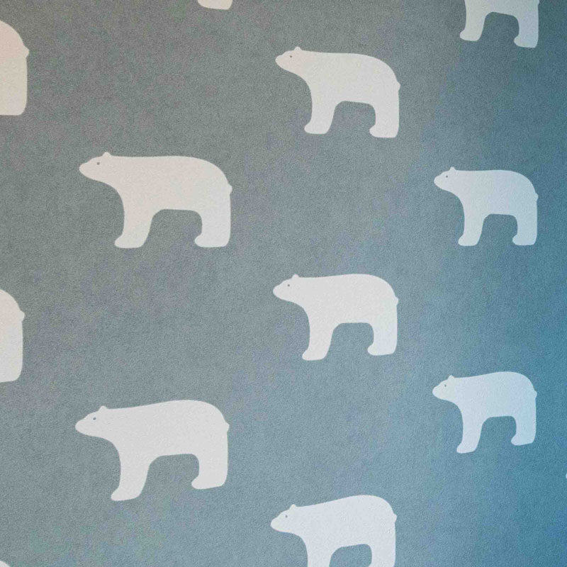 2つの子ども部屋はほぼ同じつくりにした。クローゼットを開けた内側の壁クロスは、小さいお子様二人が一生懸命にカタログを見て選んだもの。いい思い出になりそう。