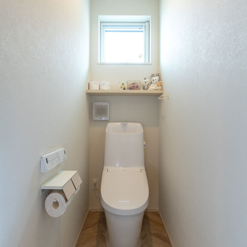 家の東西両側に1つずつ設けられたトイレ。