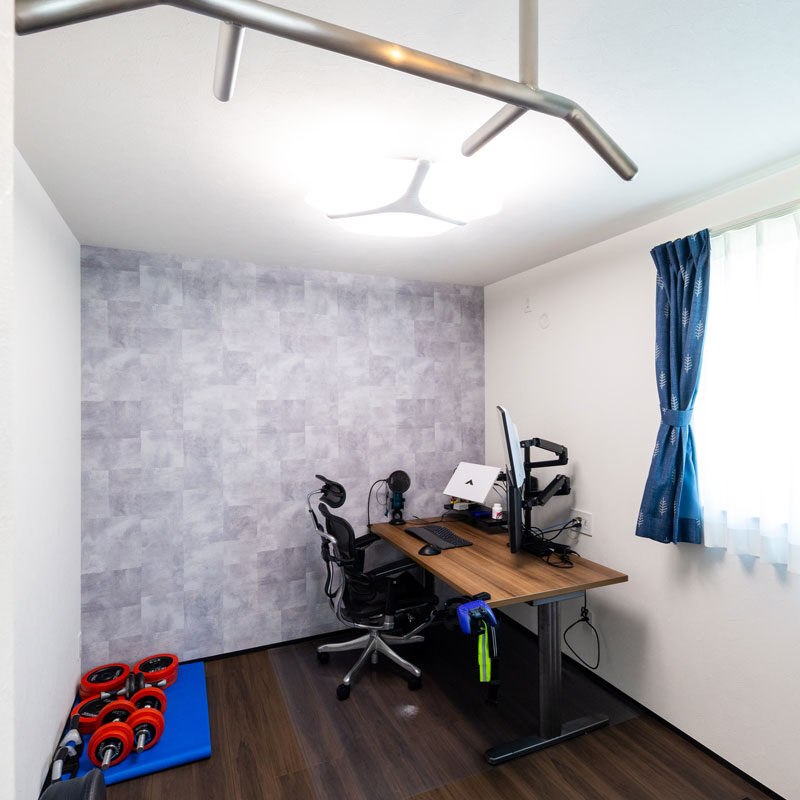 宅ワークと筋トレが共に存分にできる書斎は、まさにご主人の城。入ってすぐの天井に取り付けられた懸垂バーが目に飛び込んできて、これぞ注文住宅の真骨頂。