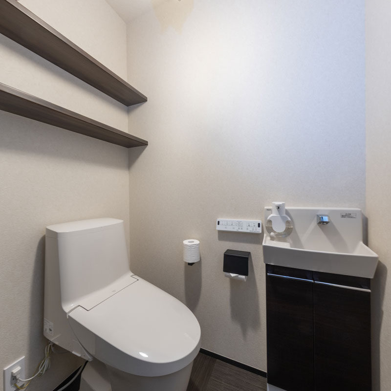 こちらのトイレは主寝室の隣に。