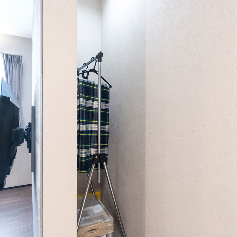 反対側には来客用の衣類ハンガーが。