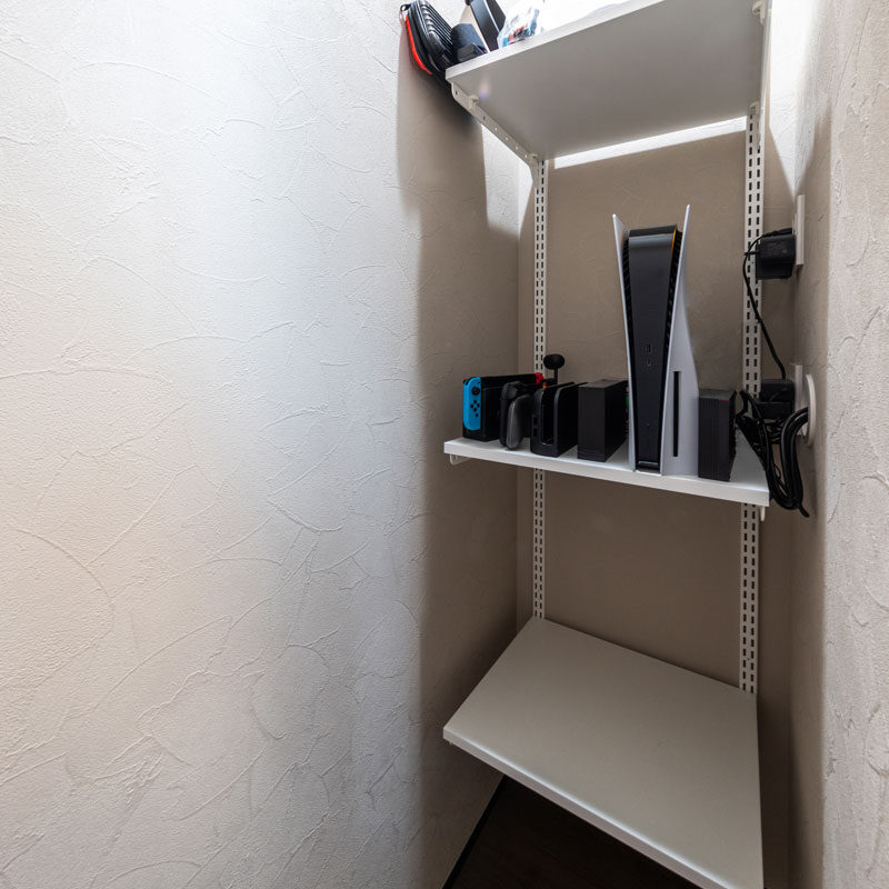 エコカラットの大壁の裏の収納。テレビの配線やゲーム機、通信機などの機器類はすべてここに収め、見えないようにしてある。