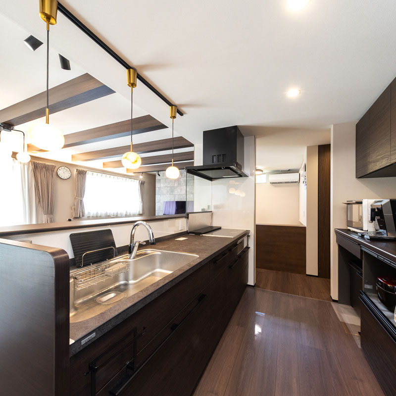 キッチンもストレスフリーを考え、ご夫妻で立っても余裕の広さに。「 あとで洗えばいいものはためておけるように 」とシンクも超ワイドなものをチョイス。ライフスタイルを大事にして投資した。