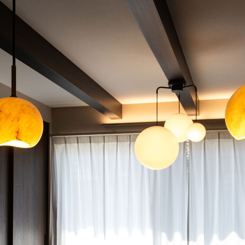 「 施主支給品がやたら多くなってしまいました 」（笑）。照明器具も奥様がこだわったものの１つ。家の随所に、趣のあるライトが明るい光を投げかけている。