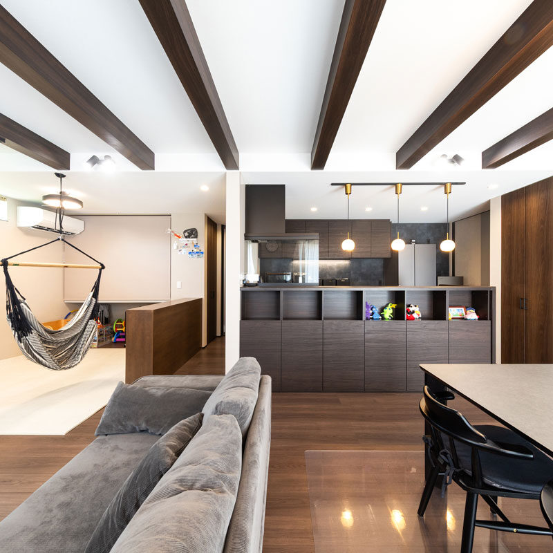 畳スペースと、リビングダイニング、キッチンは、家具で仕切られつつも、ゆったりと空間がつながっていて、どこからでもお子様に目を配れるように配置されている。