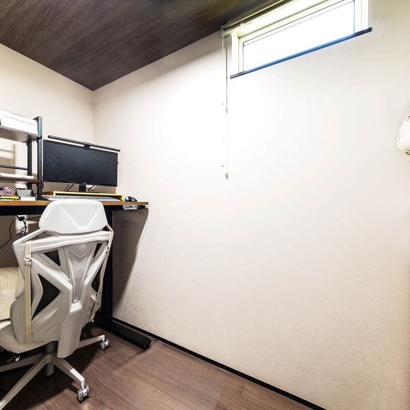 健康に留意し、上下可動式のデスクを導入。立って仕事ができる環境も整っている奥様の書斎。寝室の奥に設けられている。背面の書棚には、大好きな漫画が並ぶ。