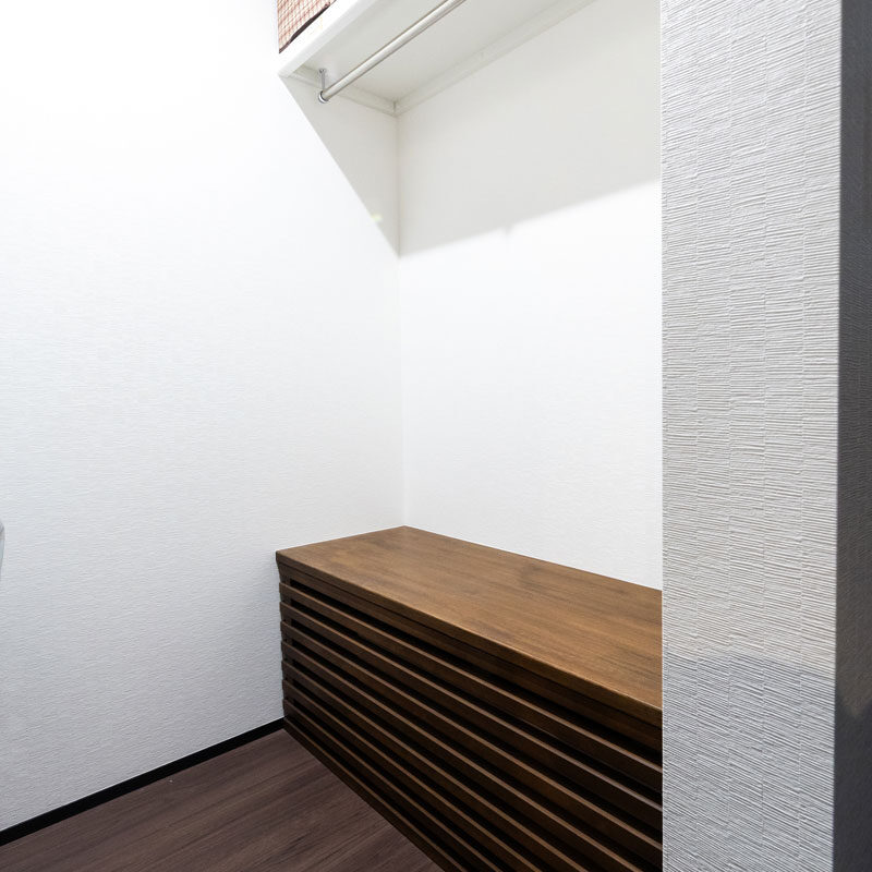 エアコンは半分床下に潜った格好で、目隠し造作の中に収まっていて、冬は家中に暖気を送り出す。