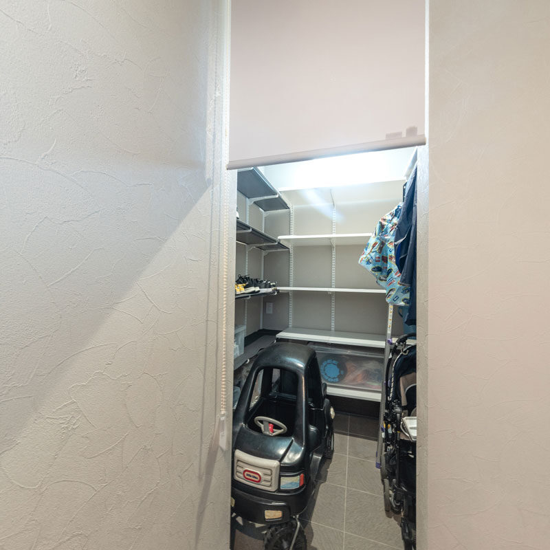 広い土間収納の内部はコの字に棚が切ってある。ベビーカーやお子様自動車もラクラク収納。