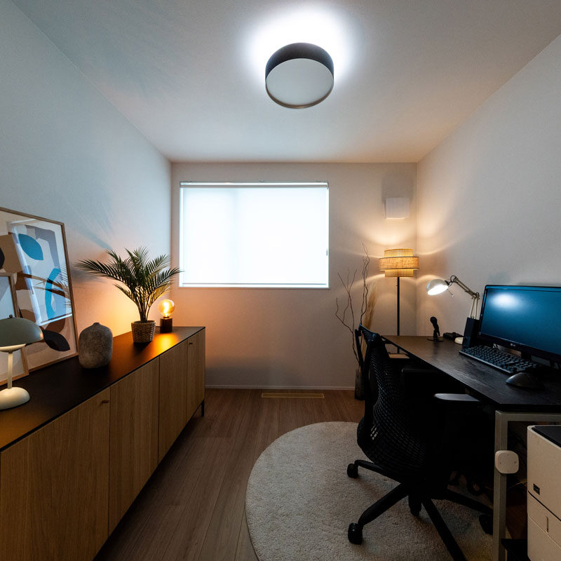 ご主人の書斎は趣を変えてシックな雰囲気に。照明プランはパブリックスペースと同様、明るすぎないメイン照明とスポット的な間接照明を組み合わせた。シーリングライトは天井方向も照らせるタイプで光が穏やかに広がる。「ギラギラせず目に優しい。この明るさで作業しています」