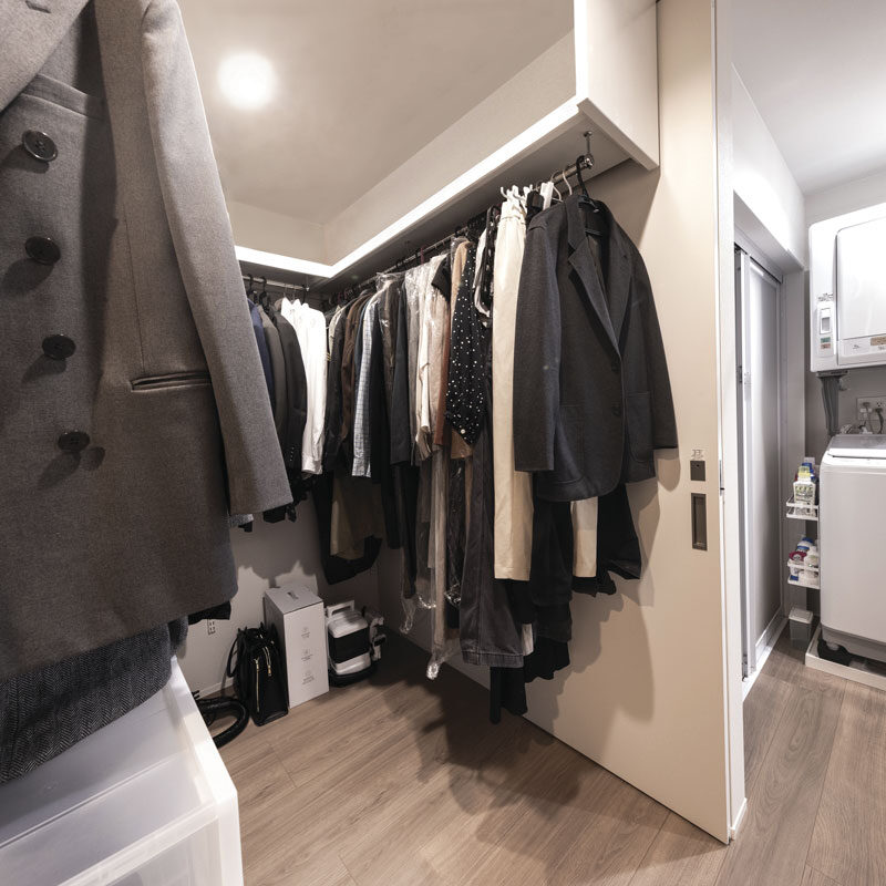 完全に乾いた洗濯物は隣のファミリークローゼットへ。ウォークインならぬウォークスルータイプで、廊下に抜けられる動線を確保した。朝の身支度がスムーズになるだけでなく、通気性の面でも衣類にとって理想的な配置。