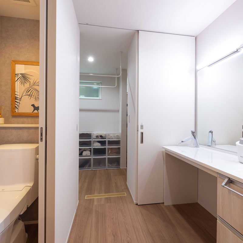 サニタリーエリアは回遊式動線で効率良く移動できる。ランドリールームからはキッチン方面に一直線で抜けることができる。