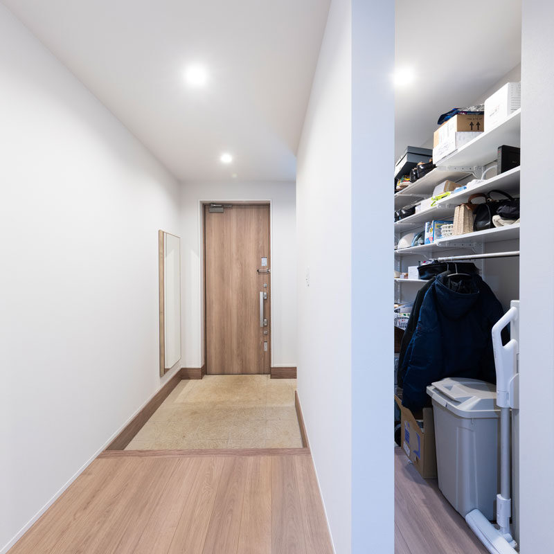 大容量シューズクロークを備えた2WAY玄関。土間と収納を含めた玄関ホール全体の面積はおよそ5畳分あり、とてもゆとりのある印象。「28坪程度の家ですが、それでも玄関が広いと余裕が感じられるかなと考えました」（ご主人）