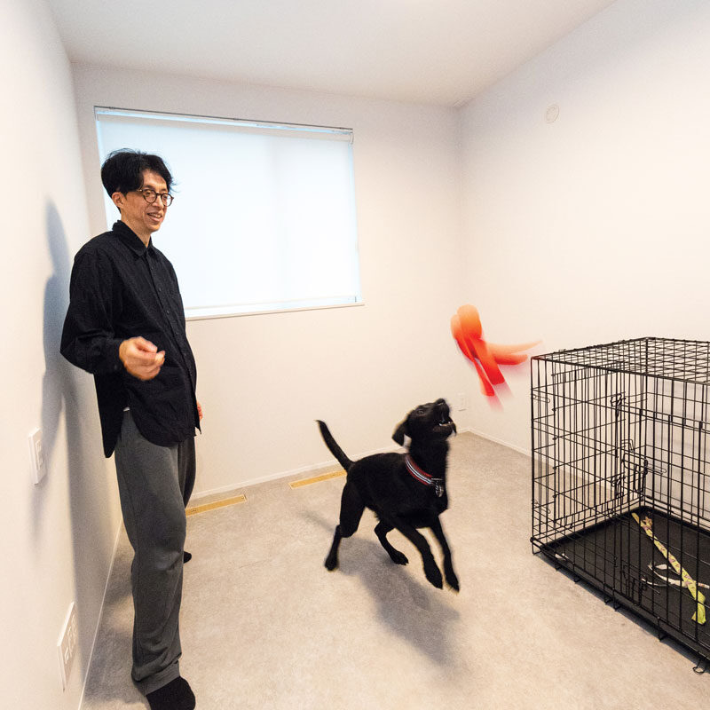 子ども部屋は現在、愛犬のプレイルームとして活用している。南側に腰高窓を採用。「高級住宅街を歩いたとき、やはり大きい窓がたくさんある家はいいなと思ったのですが、よく見るとみんなブラインドが閉まっているんです。確かに自分も開けないだろうなと思いました」とご主人。大きさや数にこだわらず、断熱性と気密性の高さを重視して窓を選んだ。