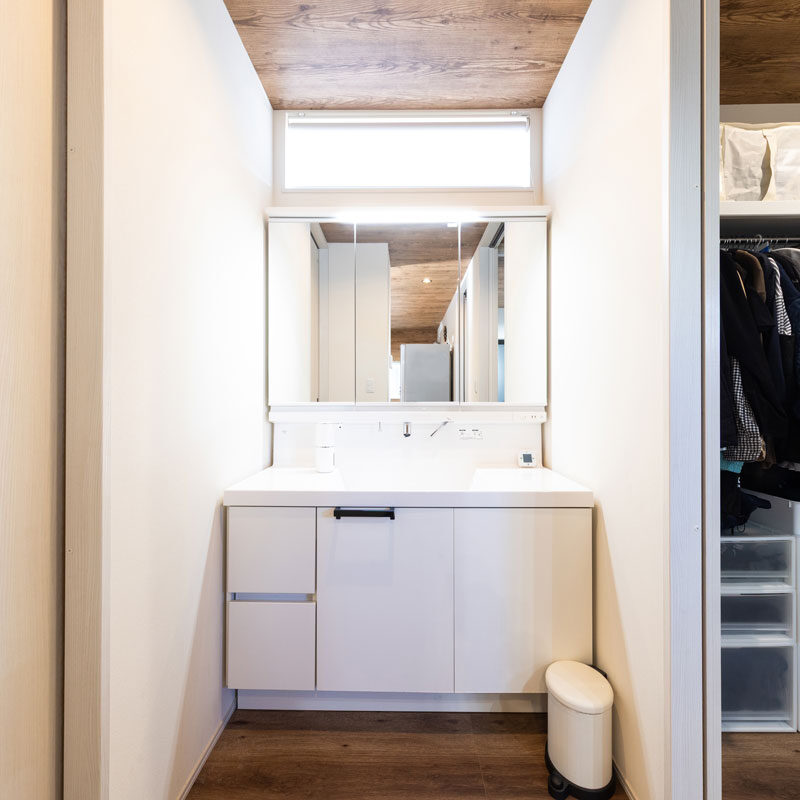 洗面室→ファミリークローゼット→脱衣室→バスルームとつながる回遊式動線。効率よく動けて、身支度がさっと整う。