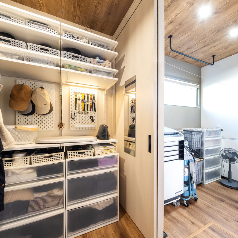 ファミリークローゼットは、重さのある物も収納できるよう、固定棚を設置した。可動棚も耐荷重の大きい背面レール式で、ある程度の重さの物を置ける。有孔ボード、充電式LEDライト、接着式ミラーで、より使いやすくカスタマイズしている。