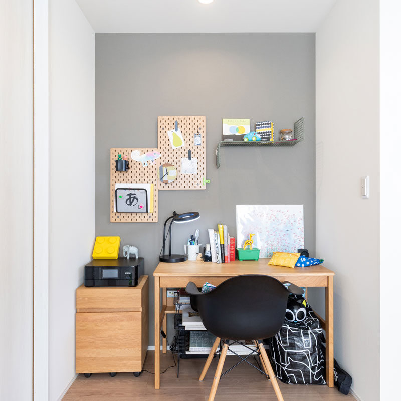 ご主人用のワークスペースは、今や奥様とご長男のものに。子ども向けワークショップに携わる奥様が企画を練ったり、ご長男のお絵かきをする際に使う。作業用のダウンライトを取り付け、グレーのクロスは1階のアクセントクロスと同色を採用した。