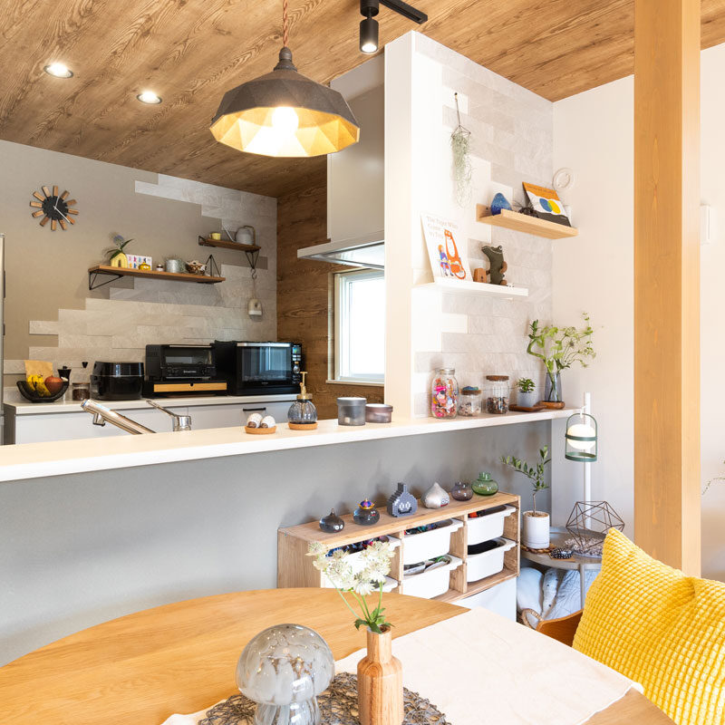 「丸い物が好き」というご主人。ダイニングテーブルも丸型にしたことで、やわらかで個性的な空間に。照明もご主人のこだわり。「かさは真鍮製、電球は柔らかく光る設計のものを選びました。この家の夜が好きな理由のひとつです」