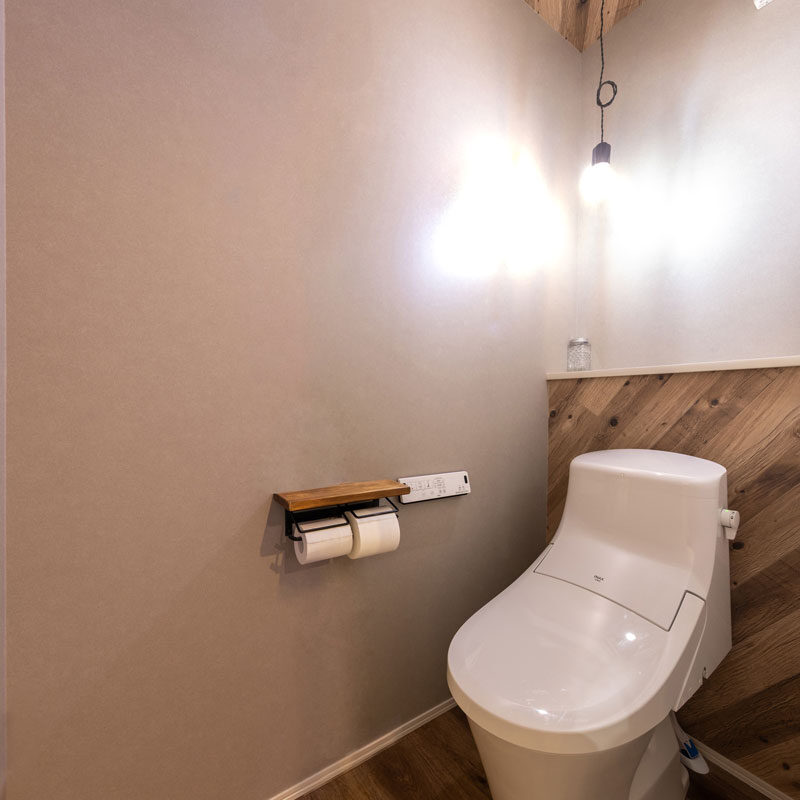 トイレは、光源を低く下げ、より落ち着きのある、こもった空間に。
