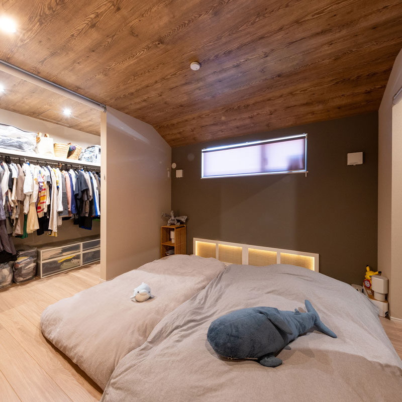 「物量が多いので、広くつくりました」（奥様）と、大型クローゼットを寝室の両サイドに設けた。「廊下のない間取りを考えたら、この形になりました。写真右側には、布団などあまり動かさない物をしまっています」（ご主人）