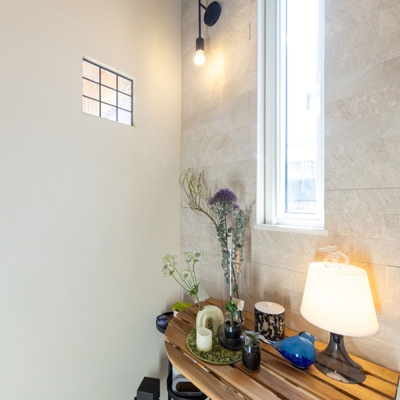 光はスリット窓に加え、ガラスのリビング扉や型ガラスから間接的に採り入れている。