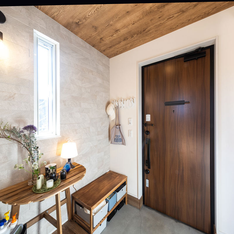 エコカラットが美しい玄関ホール。ナチュラルな質感がかわいらしい雑貨とよくなじむ。